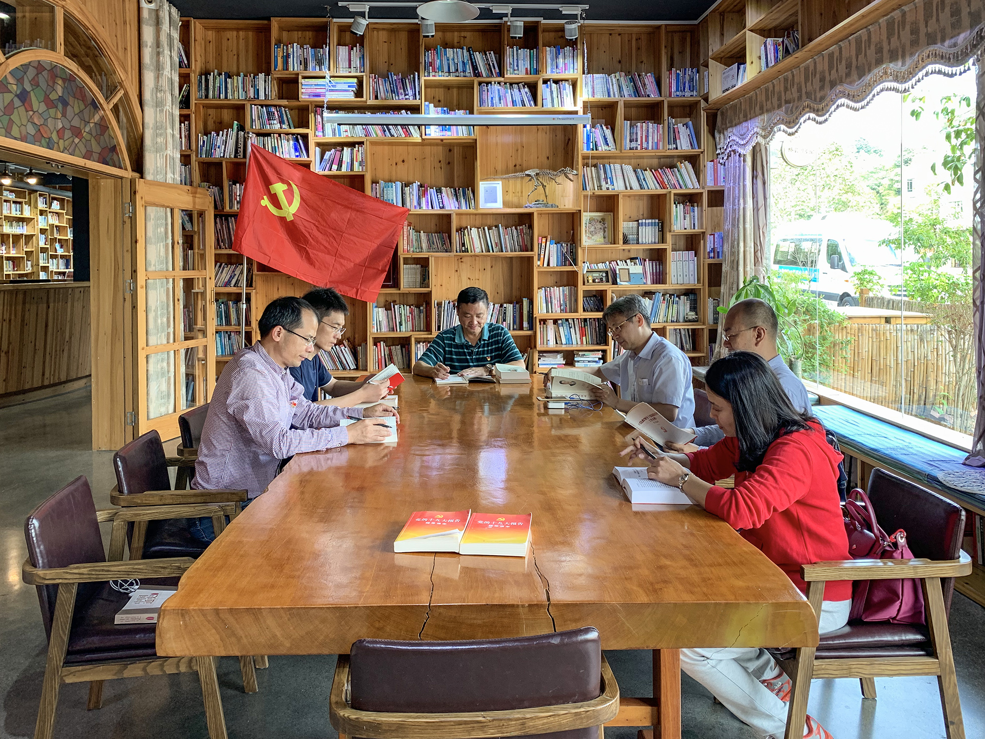 beat365在线唯一官网直属党支部理论学习中心组开展“不忘初心、牢记使命”主题教育第六次集中学习研讨